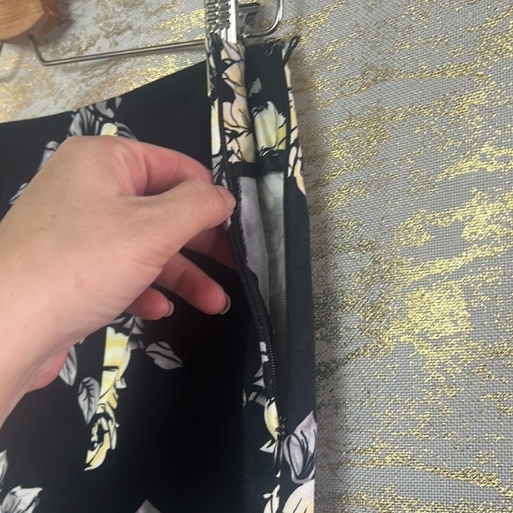 Vintage🧚‍♀️Jessica Black/Yellow Floral Print Knee Length Skirt Size 8 - Picture 5 of 12